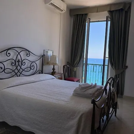 Leopold Hotel 3*